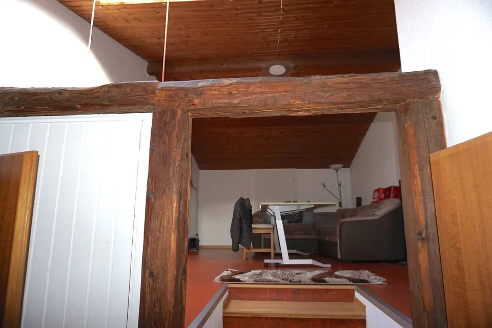 ARI-140 - Gemischt genutztes Gebäude, bestehend aus einem großen 8,5-Zimmer-Haus mit Büros und Werkstätten