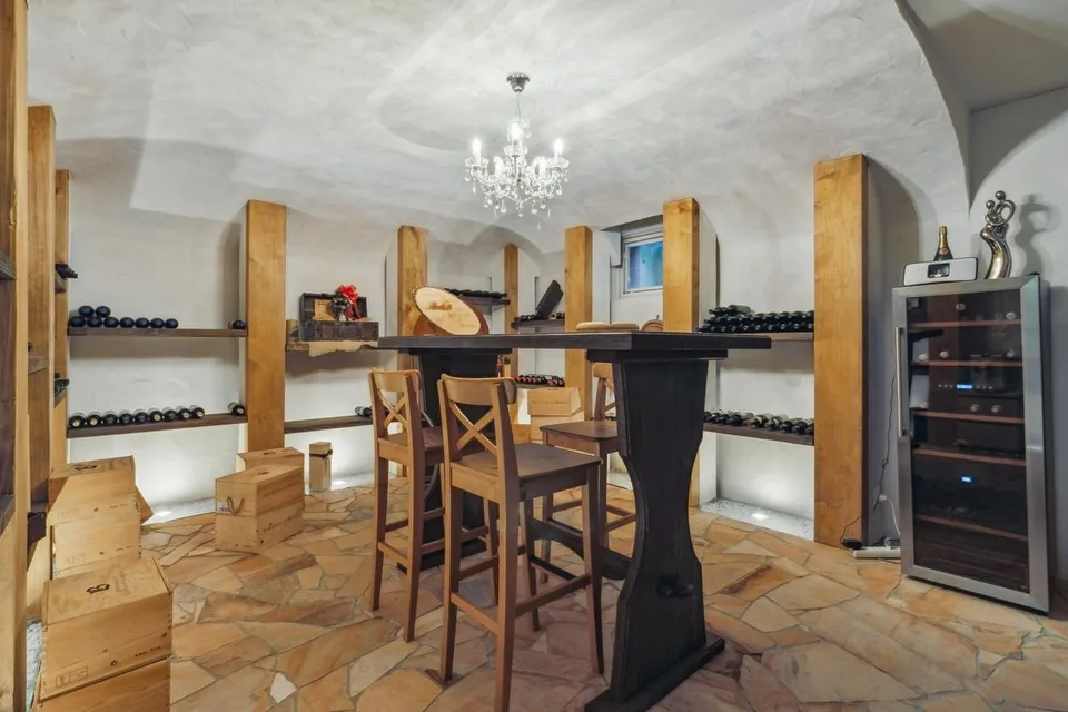 RESIDENZ MIT SWIMMINGPOOL UND GROSSZÜGIGEN WOHNRAUM
