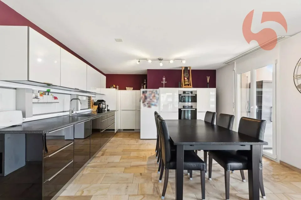 Schönes durchgehendes 4,5-Zimmer-Apartment