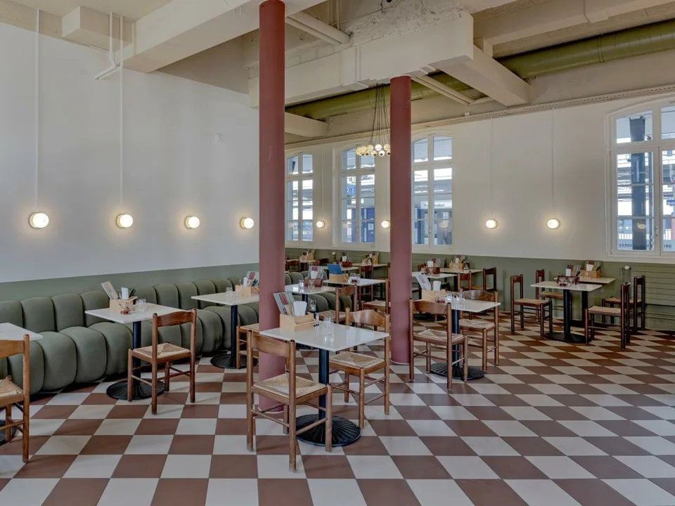 Terrasse avec vue sur le lac - espace de gastronomie à la gare de Romanshorn