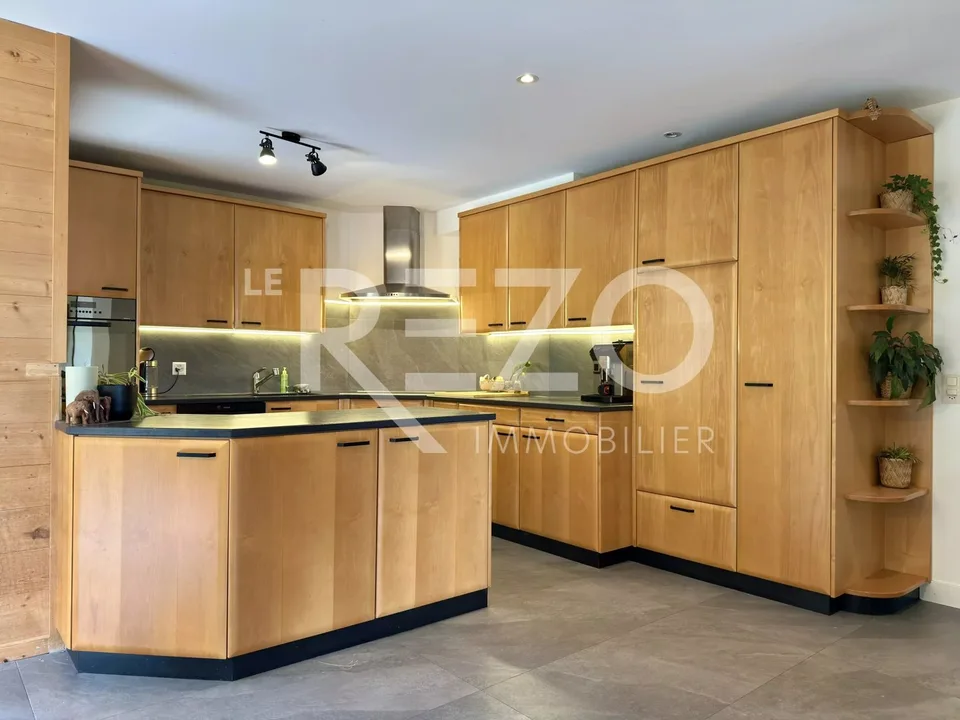 Wohnung mit 4,5 Zimmern, großem Balkon und Panoramablick. Troistorrents, VS