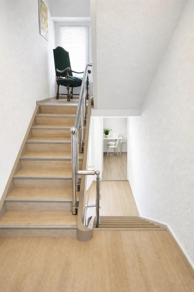 Schönes 5 Zimmer Reihenhaus mit Garten und Innenparkplatz