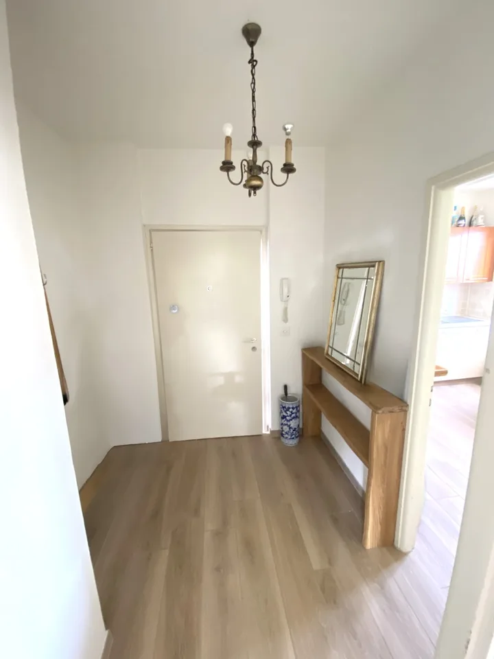 Schöne 3,5-Zimmer-Wohnung, teilweise renoviert, mit überdachtem Balkon.