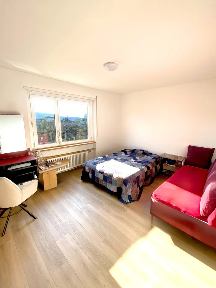 Schöne 3,5-Zimmer-Wohnung, teilweise renoviert, mit überdachtem Balkon.