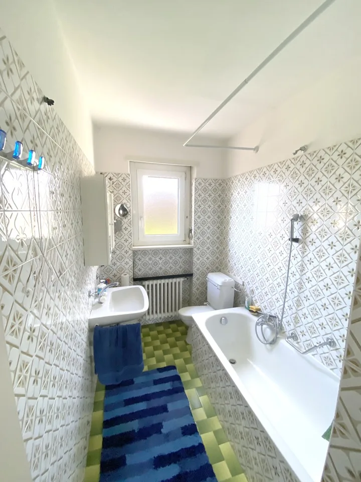 Schöne 3,5-Zimmer-Wohnung, teilweise renoviert, mit überdachtem Balkon.
