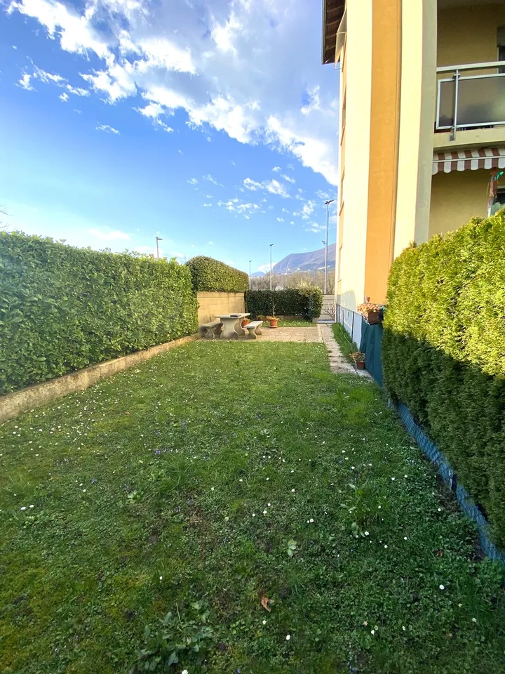 Schöne 3,5-Zimmer-Wohnung, teilweise renoviert, mit überdachtem Balkon.