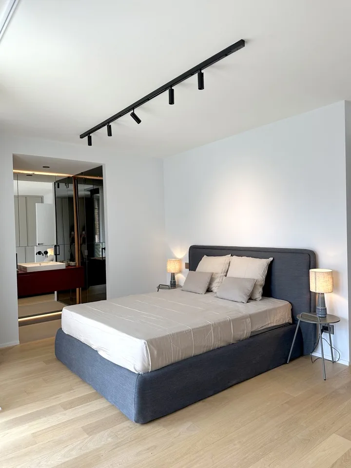 Attika-Duplex 4,5 neu renoviert mit Panoramadachgarten.