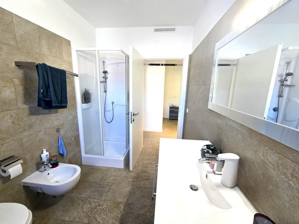 Bel 4,5 locali in stile moderno con grande terrazza coperta.
