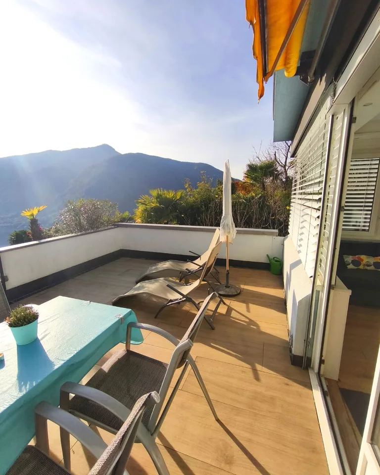 Helles 2,5-Zimmer-Apartment mit großer Terrasse und Seeblick in einer Residenz mit Pool