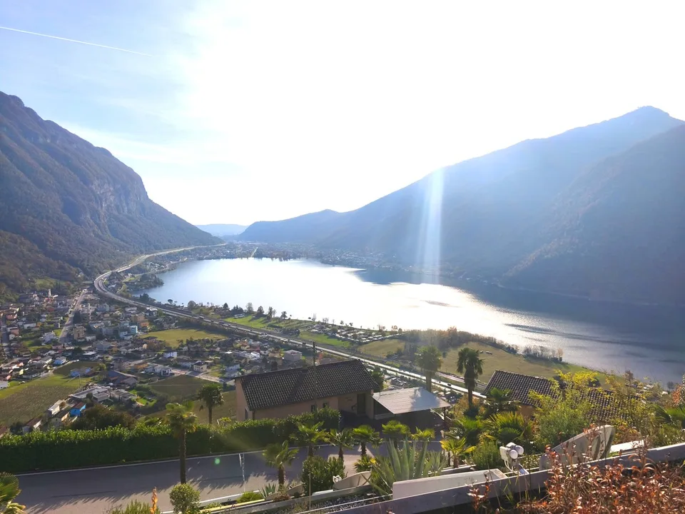 Helles 2,5-Zimmer-Apartment mit großer Terrasse und Seeblick in einer Residenz mit Pool