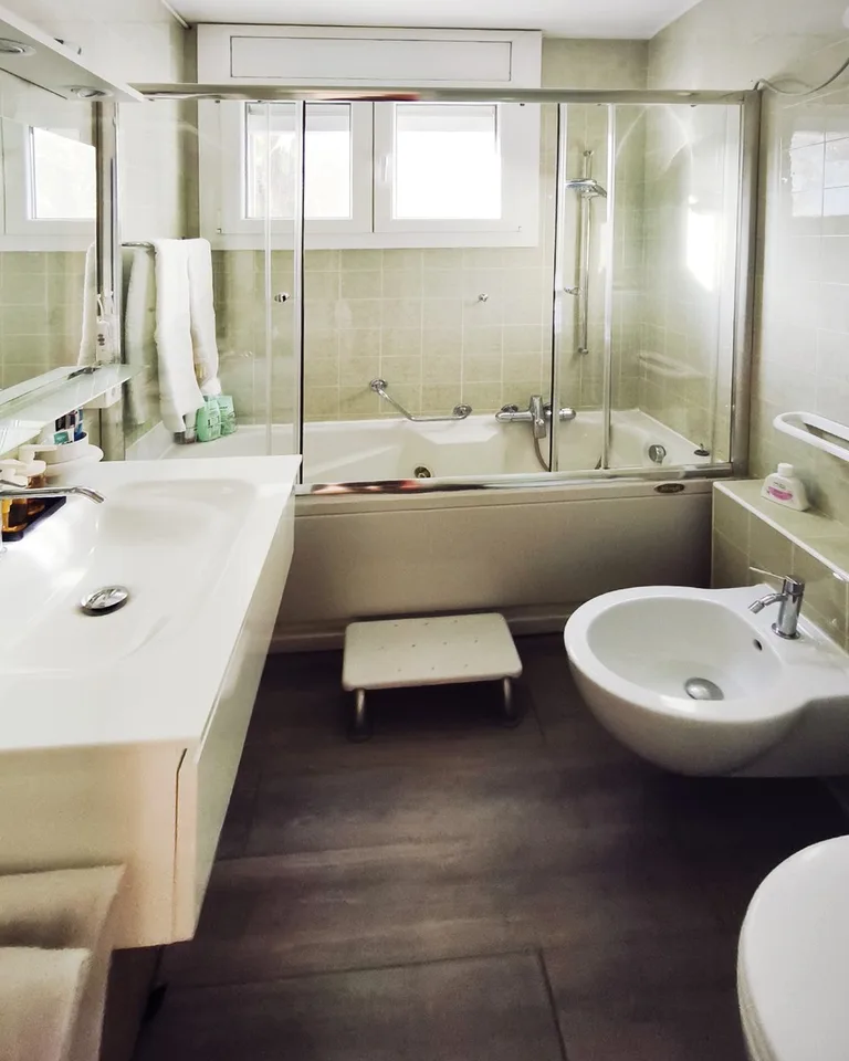 Helles 2,5-Zimmer-Apartment mit großer Terrasse und Seeblick in einer Residenz mit Pool