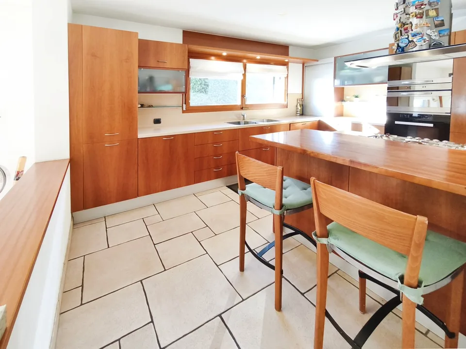 Villa mit 5,5 Zimmern, beheiztem Pool, privatem Garten und großen Räumen