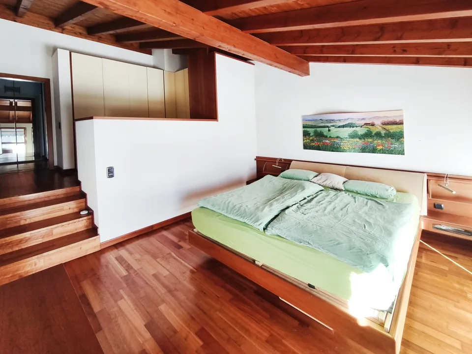 Villa mit 5,5 Zimmern, beheiztem Pool, privatem Garten und großen Räumen