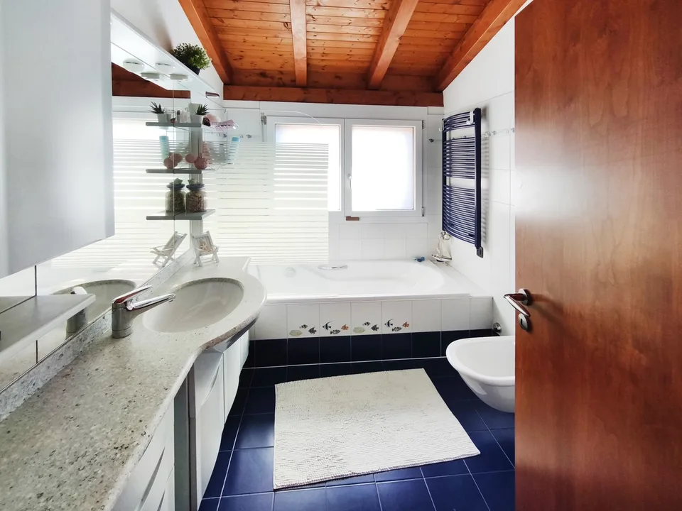 Villa mit 5,5 Zimmern, beheiztem Pool, privatem Garten und großen Räumen