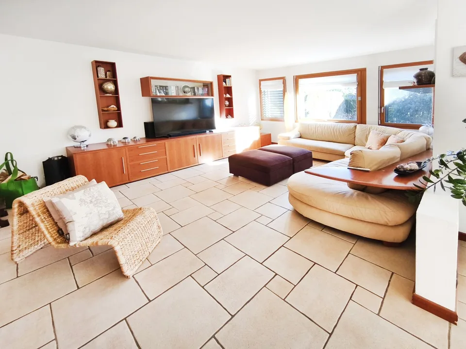 Villa mit 5,5 Zimmern, beheiztem Pool, privatem Garten und großen Räumen