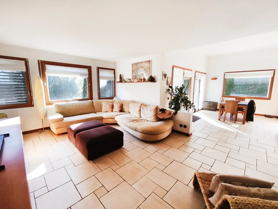 Villa mit 5,5 Zimmern, beheiztem Pool, privatem Garten und großen Räumen