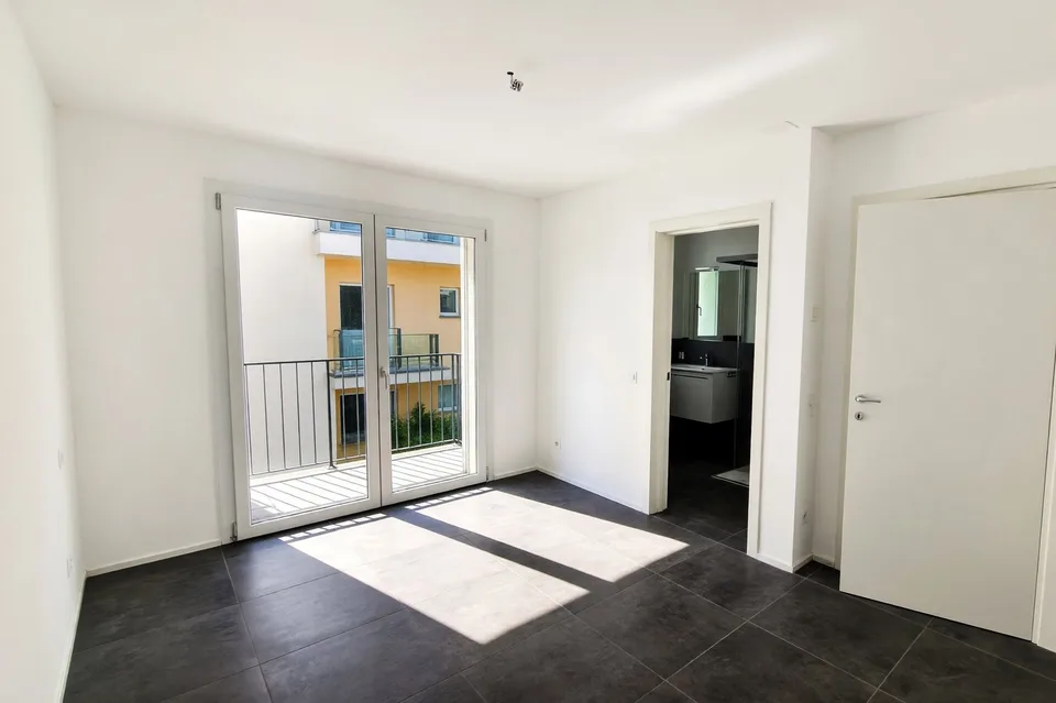 Neue 3,5-Zimmer-Wohnung mit überdachter Terrasse und zwei Balkonen