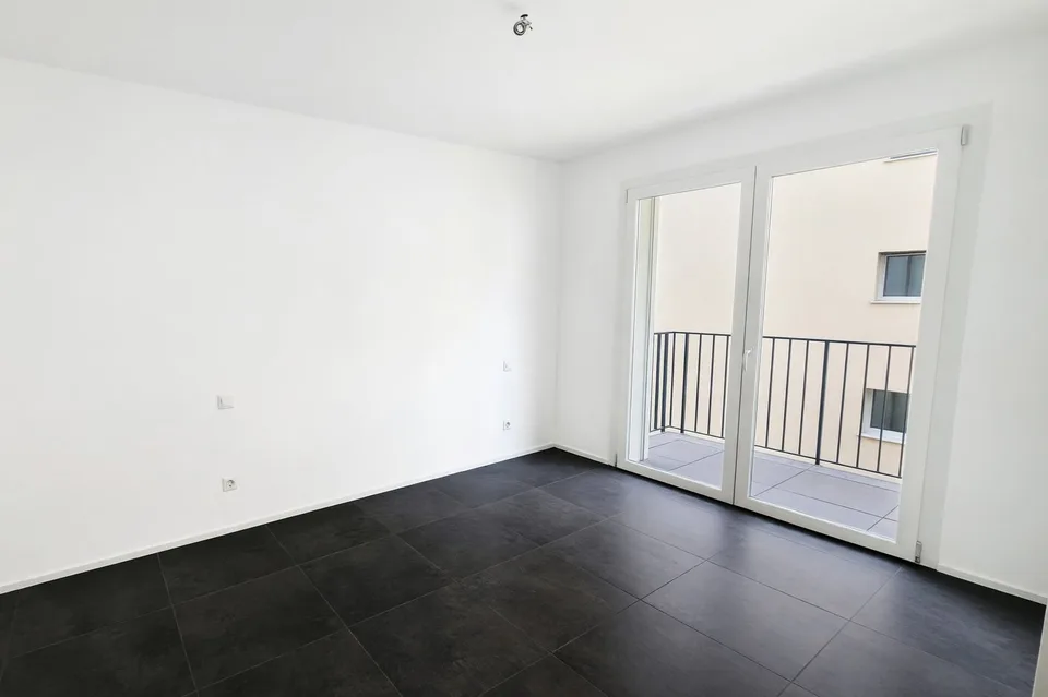 Neue 3,5-Zimmer-Wohnung mit überdachter Terrasse und zwei Balkonen