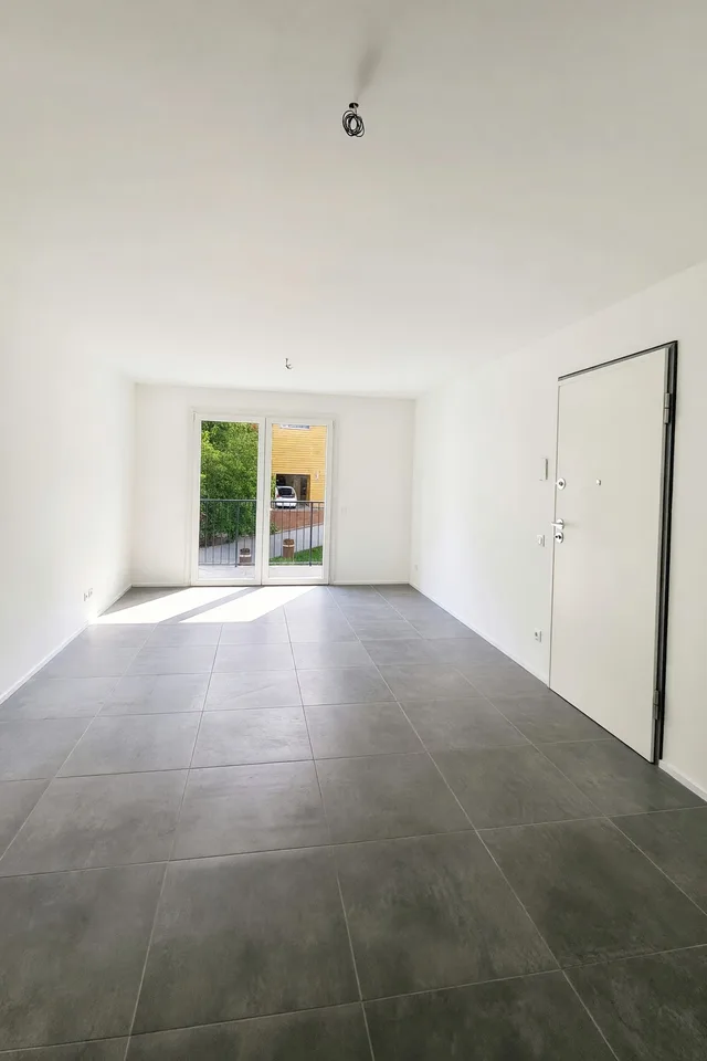 Neue 3,5-Zimmer-Wohnung mit überdachter Terrasse und zwei Balkonen