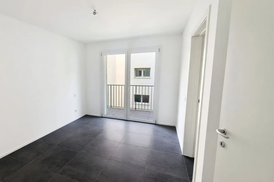 Neue 3,5-Zimmer-Wohnung mit überdachter Terrasse und zwei Balkonen