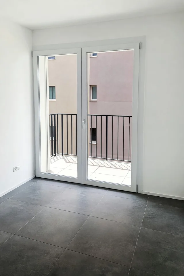Neue 3,5-Zimmer-Wohnung mit überdachter Terrasse und zwei Balkonen