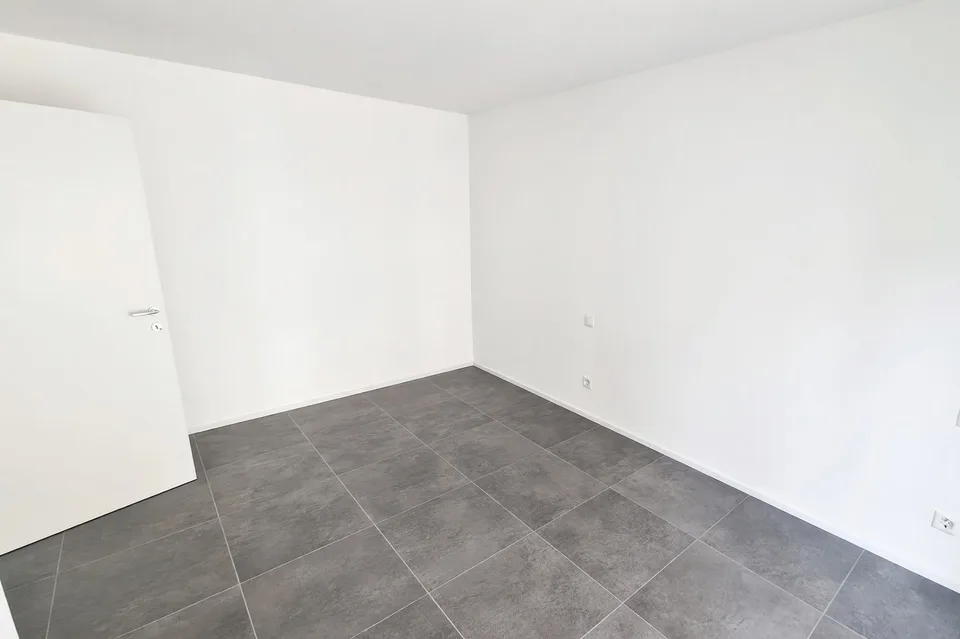 Neue 3,5-Zimmer-Wohnung mit überdachter Terrasse und zwei Balkonen