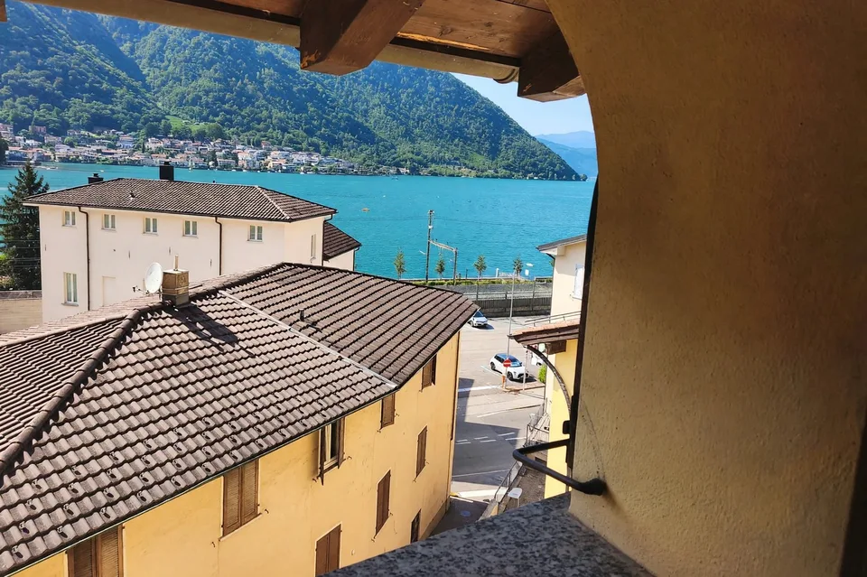 Elegantes 4,5-Zimmer-Lake-Wohnung mit privatem Garten in Capolago renoviert