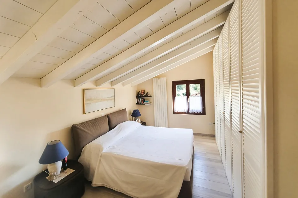 Elegantes 4,5-Zimmer-Lake-Wohnung mit privatem Garten in Capolago renoviert