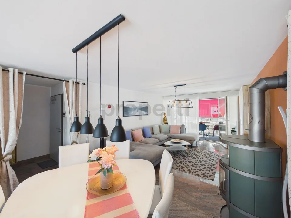Eleganza moderna e comfort nel cuore di un ambiente pacifico