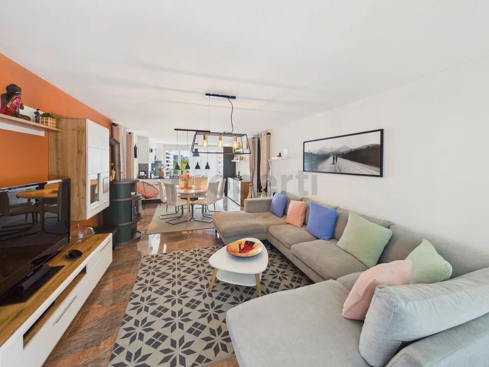 Eleganza moderna e comfort nel cuore di un ambiente pacifico