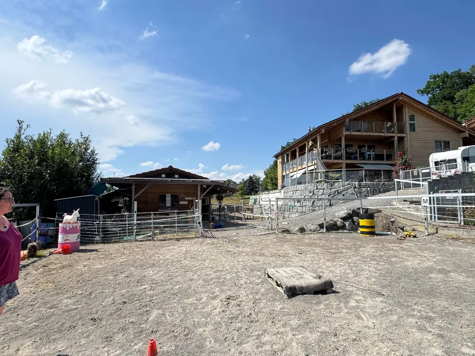 3 Familienhaus mit Pferdestall, Reitplatz, Naturpool und Überlaufbecken