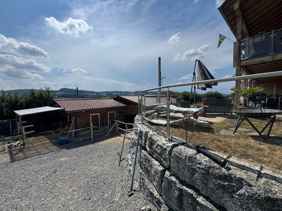 3 Familienhaus mit Pferdestall, Reitplatz, Naturpool und Überlaufbecken