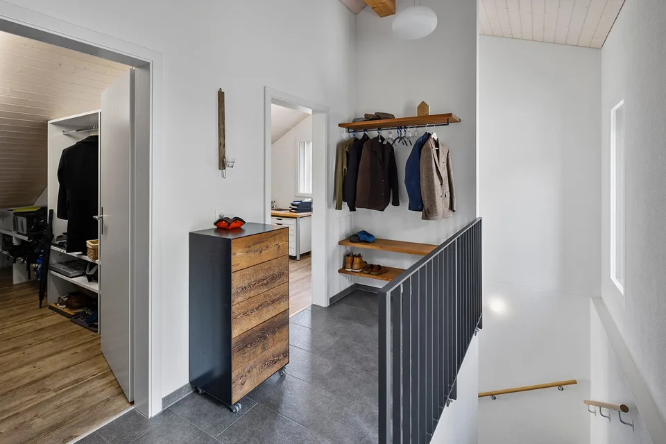 Rêve de maison moderne avec terrasse de rêve dans un endroit calme