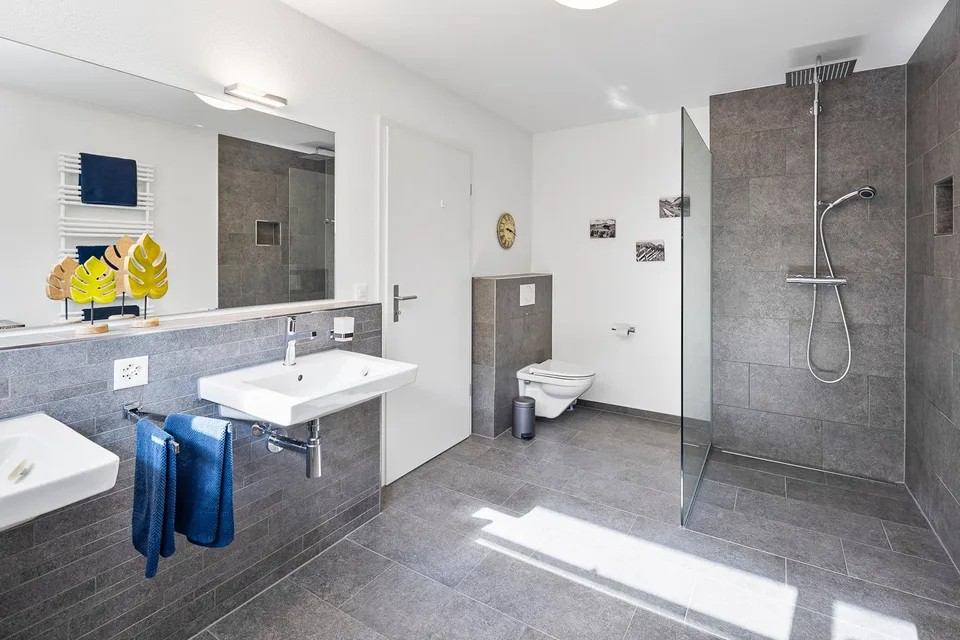 Rêve de maison moderne avec terrasse de rêve dans un endroit calme
