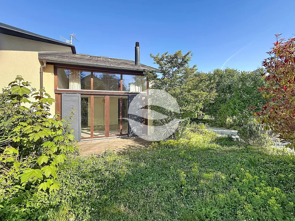 Charmannte Reihenhaus-Villa mit 4,5 Zimmern und baumgesäumtem Garten!