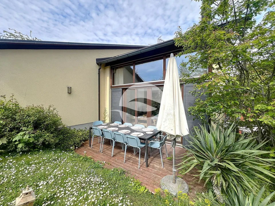 Charmannte Reihenhaus-Villa mit 4,5 Zimmern und baumgesäumtem Garten!