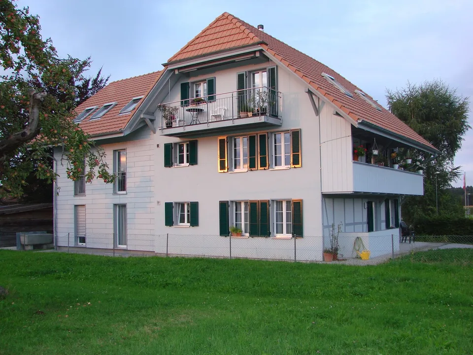 Charmante 4.5-Zimmerdachwohnung in Detligen – ruhige Lage mit Aussicht
