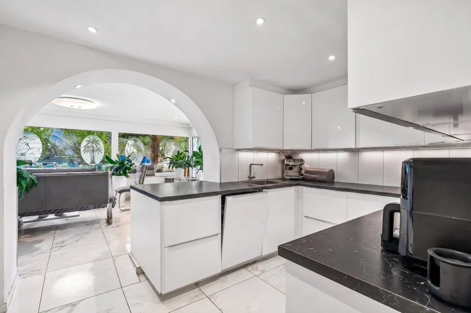 UNIQUE LUXURY RESIDENCE WITH PARK-LIKE GARDEN