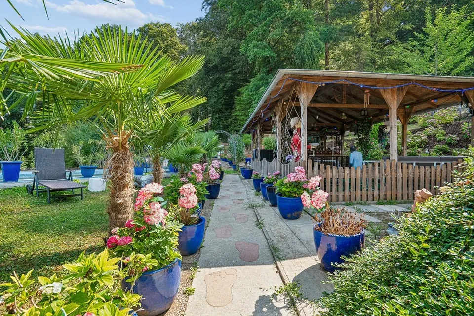 UNIQUE LUXURY RESIDENCE WITH PARK-LIKE GARDEN