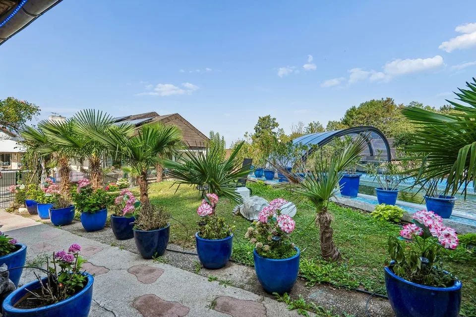 UNIQUE LUXURY RESIDENCE WITH PARK-LIKE GARDEN