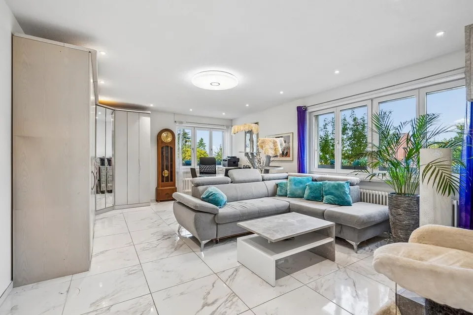 UNIQUE LUXURY RESIDENCE WITH PARK-LIKE GARDEN