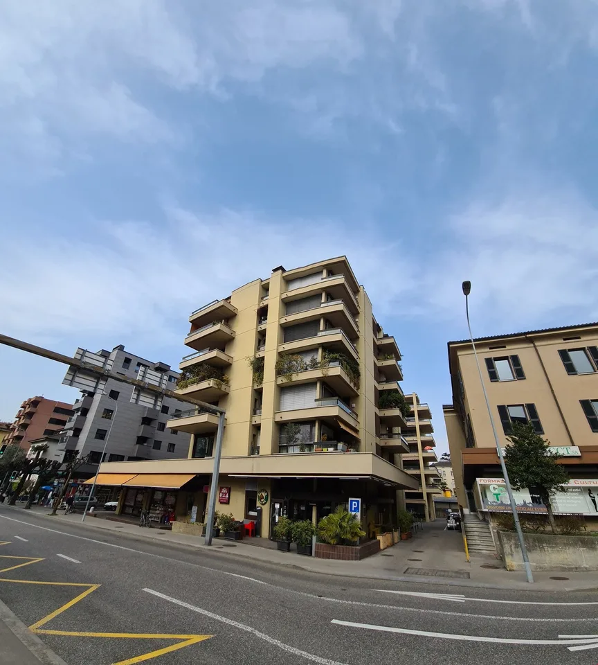 Place de parking auto double dans un garage sur Viale Carlo Cattaneo 25