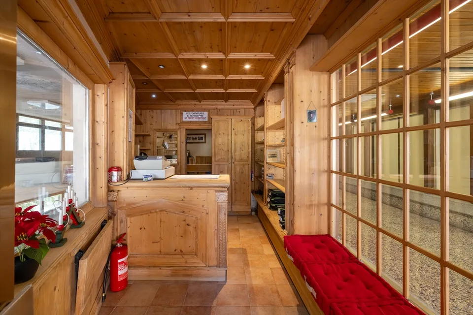 Garage / Local commercial d'exception au coeur de Crans-Montana
