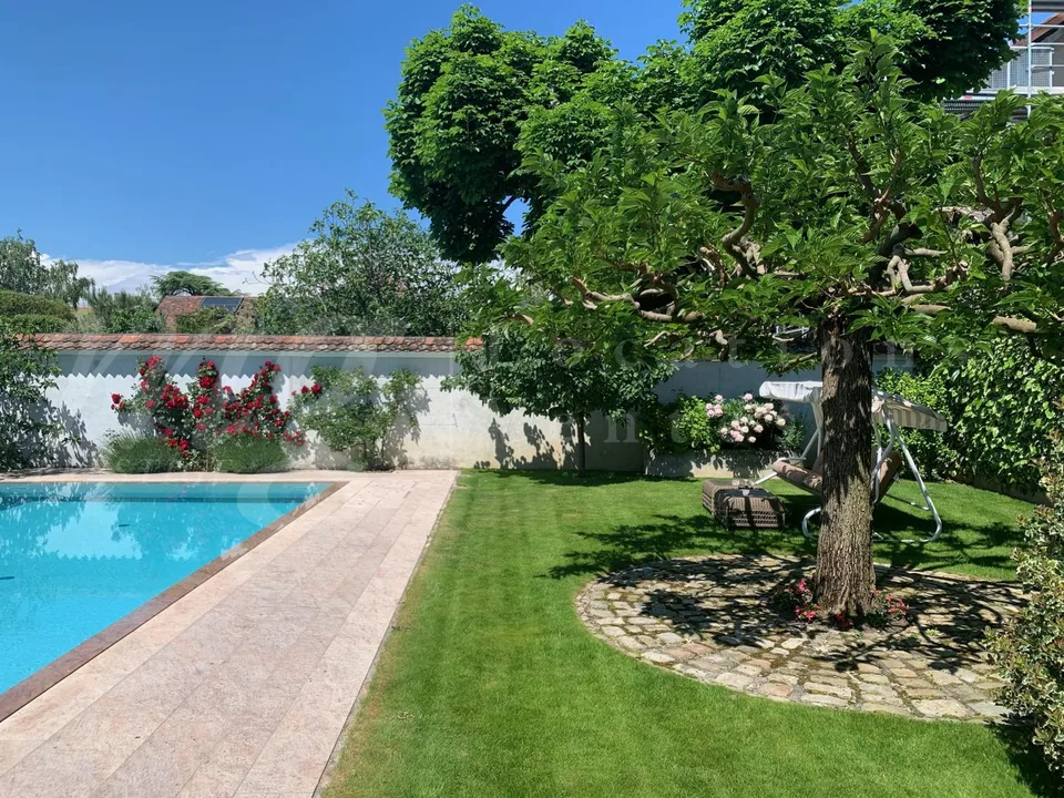 RIVE GAUCHE ! SUPERBE PROPRIETE DE 600 m2 hab AVEC RAVISSANT JARDIN ARBORE ET PRIVATIF & PISCINE