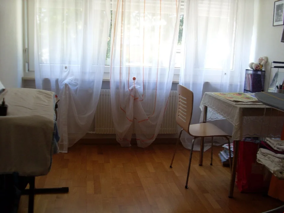 Appartement idéal pour une personne seule dans un endroit calme et central, avec un beau jardin et une maison de grill incluse.