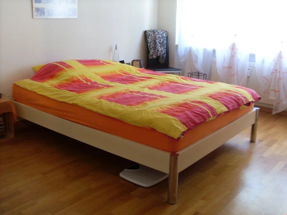 Appartement idéal pour une personne seule dans un endroit calme et central, avec un beau jardin et une maison de grill incluse.