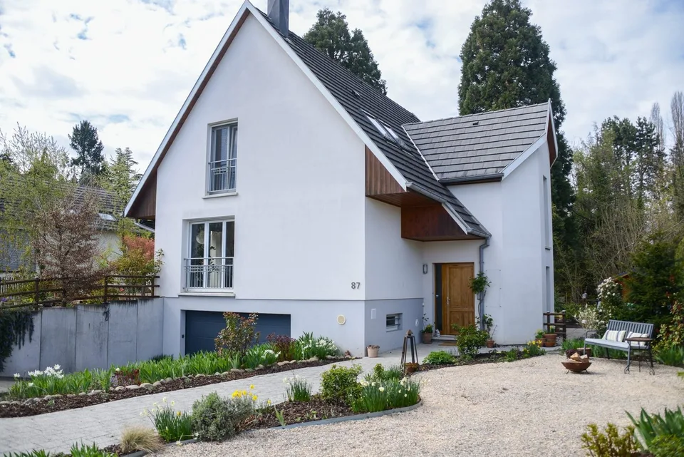 EXKLUSIVES EINFAMILIENHAUS AM WALDRAND – RUHE, NATUR & NÄHE ZU BASEL