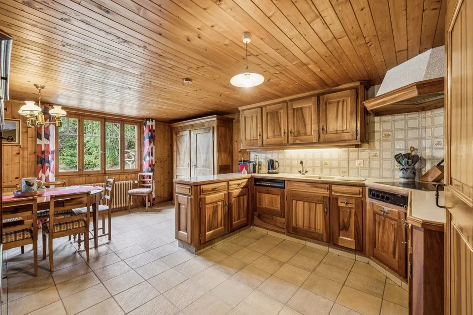 Spacieux chalet de 4 appartements avec vue spectaculaire et grand jard