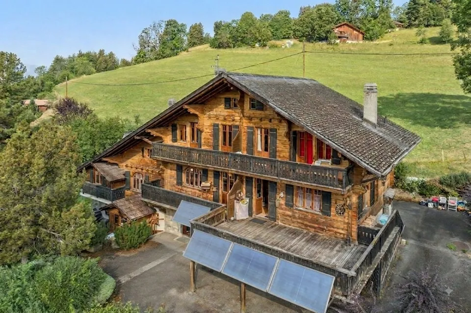Spacieux chalet de 4 appartements avec vue spectaculaire et grand jard