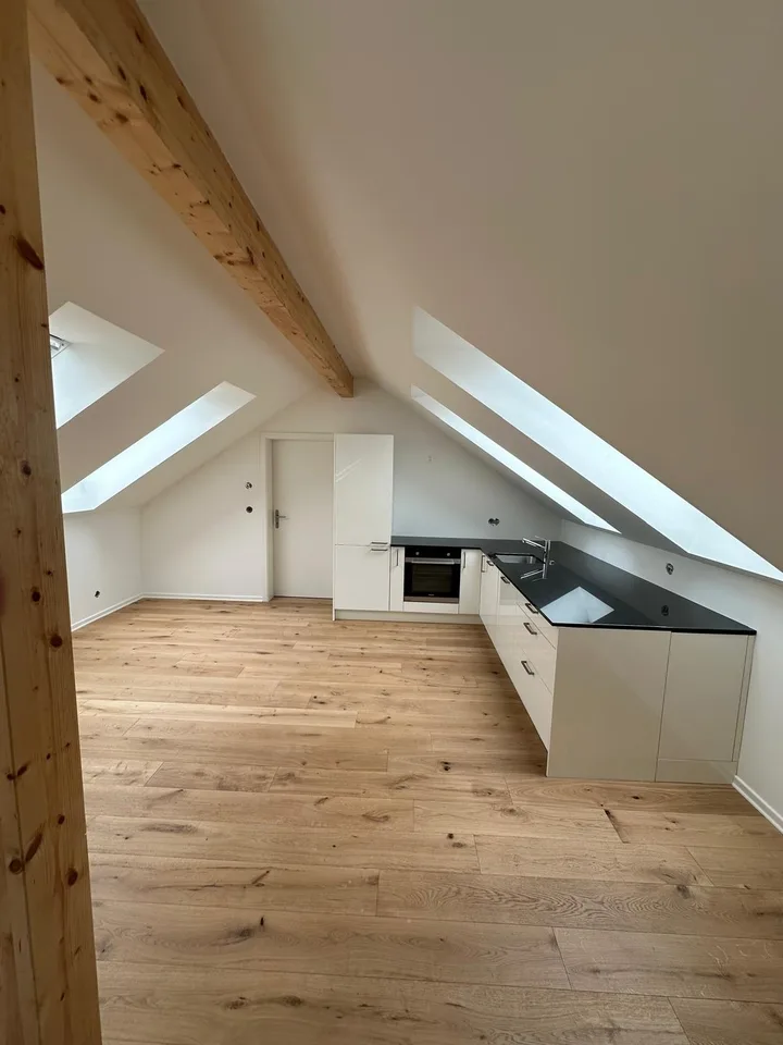 Erstbezug nach komplettem Dachausbau  exklusive Dachgeschosswohnung mit Cabriofenster in zentraler Lage